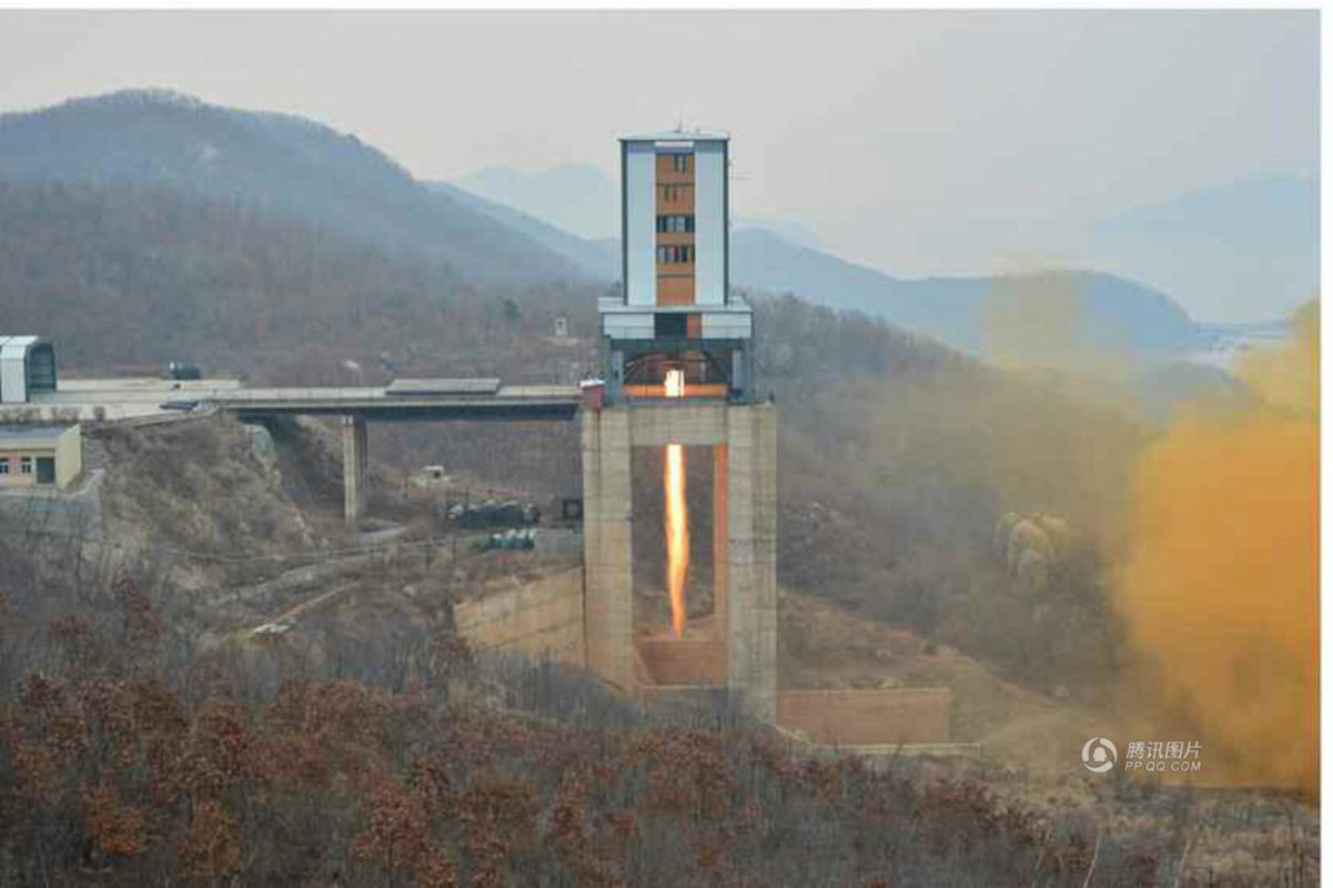 Anh: Ong Kim Jong-un thi sat thu nghiem dong co ten lua moi-Hinh-2
